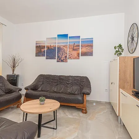 Three-bedroom In Holiday home